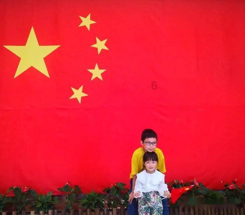 湄洲岛横亘湾口，仿佛一道屏障，又如天然航标