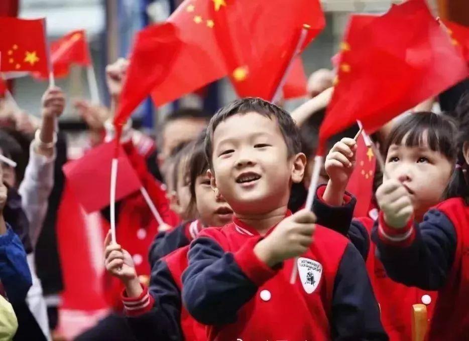 邹市明罕见晒全家福,冉莹颖不再性感!12岁轩轩竟穿45码鞋惹争议