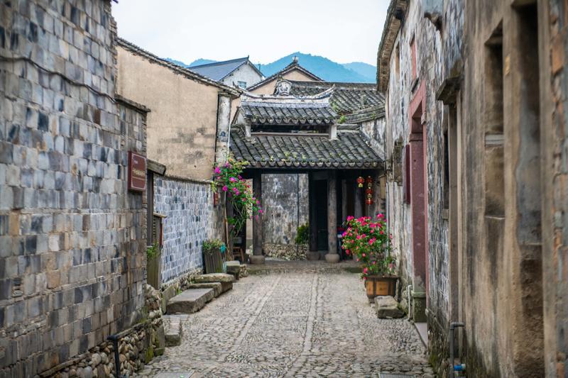 第七届河南商业高峰论坛延期一天，将于28日在大河锦悦酒店举行