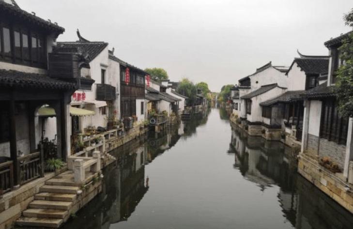奔驰新E级标轴曝光!双前脸+2.0T低功发动机