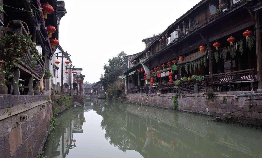 大妈身陷河滩淤泥 退休民警奋力营救